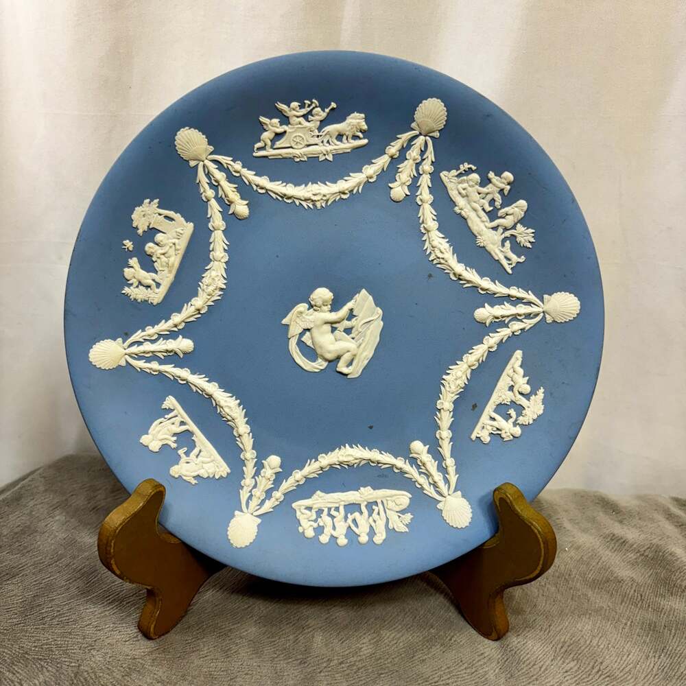VTG Wedgwood Pale Blue Jasperware Collector Plate Cupid Cherubs 9"